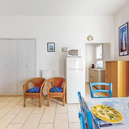 1 Bedroom Cozy Apartment In Royan Ρουαγιάν