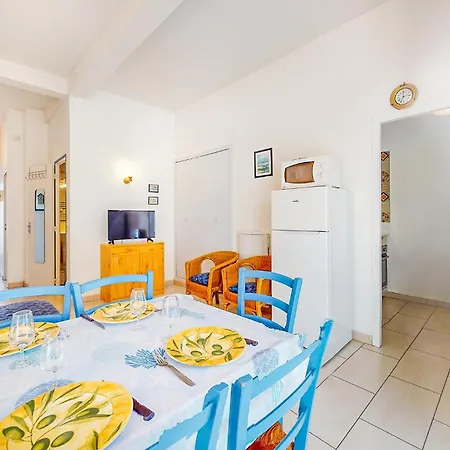 1 Bedroom Cozy Apartment In Royan Διαμέρισμα *